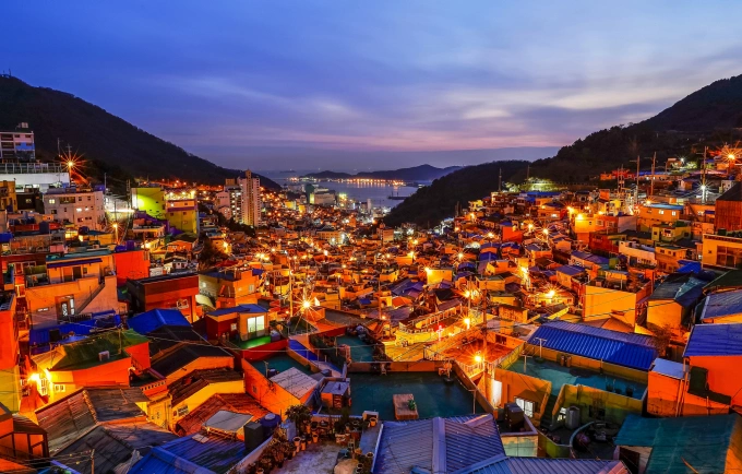Làng văn hóa Gamcheon, Busan về đêm. Ảnh: KTO
