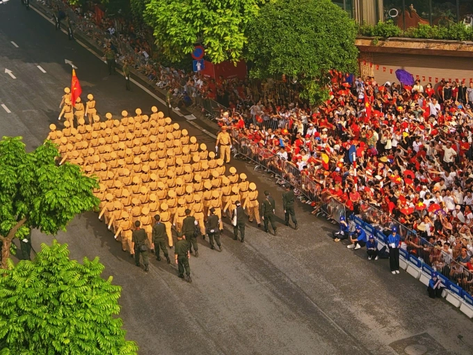 Các tuyến đường xung quanh Quảng trường Ba Đình chật kín khách xem diễu binh ngày 2/9. Ảnh: Nguyễn Đông