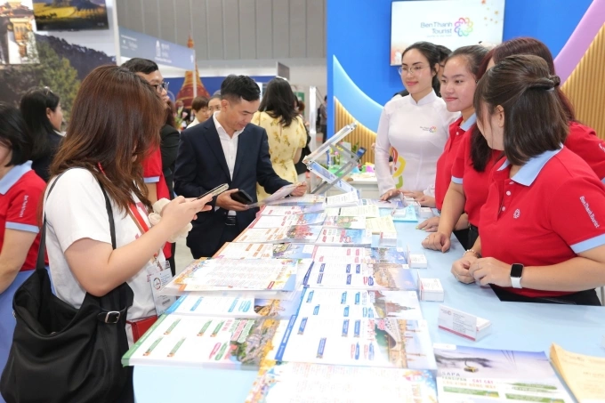 Hơn 200 tour thu đông giảm giá ưu đãi được mở bán tại gian hàng. Ảnh: BenThanh Tourist
