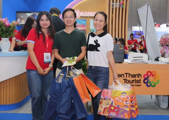 Khách mua tour nhận thêm quà tặng chất lượng của BenThanh Tourist và Tổng cục Du lịch các nước. Ảnh: BenThanh Tourist