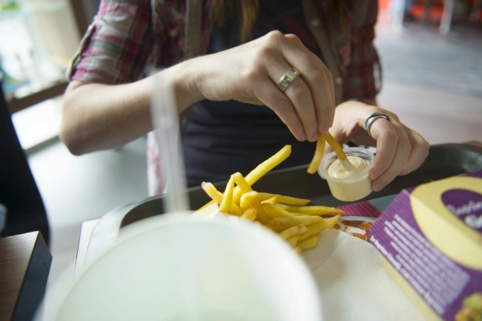 Nhiều người dùng khoai tây chiên với sốt mayonnaise. Ảnh: Jonas Hamers