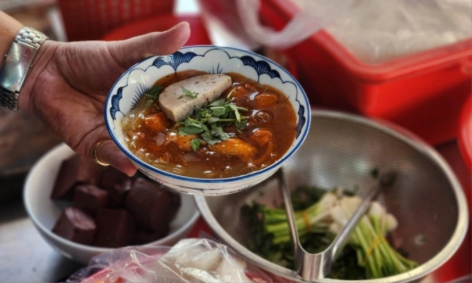 Bánh canh Nam Phổ có màu đỏ đặc trưng. Ảnh: Bích Phương