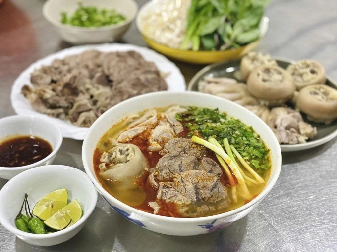 Bún bò Huế gồm thịt bò, móng giò ăn kèm gia vị ớt tươi, chanh. Ảnh: Thái Nguyên