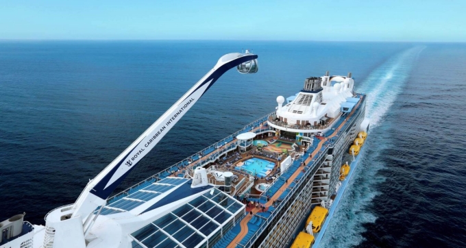 Du thuyền Ovation of the Seas nổi tiếng với đài quan sát giữa biển độc đáo. Ảnh: Royal Caribbean