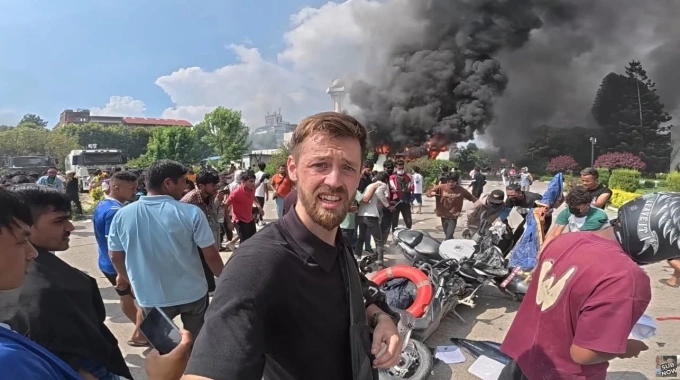 Harry vừa quay video vừa hoang mang không biết chuyện gì đang xảy ra ở Kathmandu ngày 10/9. Ảnh: We Hate The Cold
