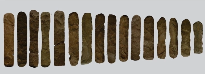 Bộ đàn đá 16 thanh đá rhyolite được tạo ra khoảng 3.500 - 3.000 năm trước. Ảnh: Cục Di sản văn hóa