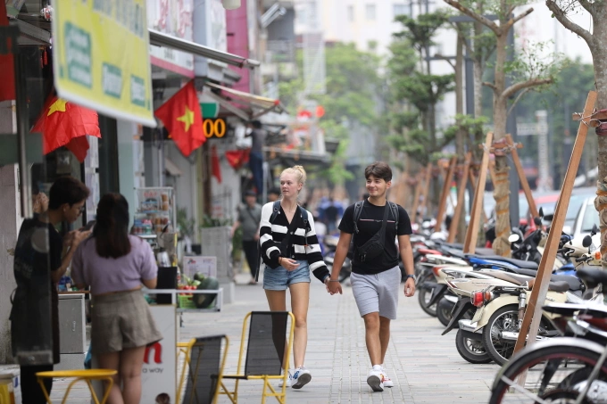 Du khách Mỹ tham quan ở Huế. Ảnh: Võ Thạnh