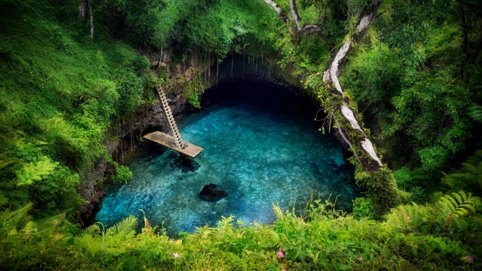 Hố sụt to Sua Ocean Trench ở Soama. Ảnh: CNN