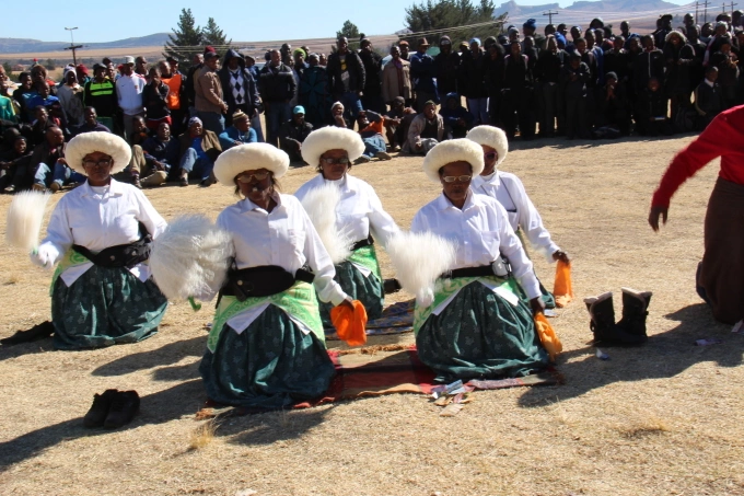 Người dân Lesotho mặc trang phục truyền thống, nhảy múa trong một lễ hội địa phương. Ảnh: Lesotho