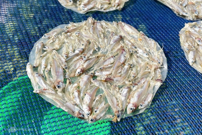 Món bánh tráng khô cá cơm nước ngọt trên sông Sê San. Ảnh: Thảo Vy