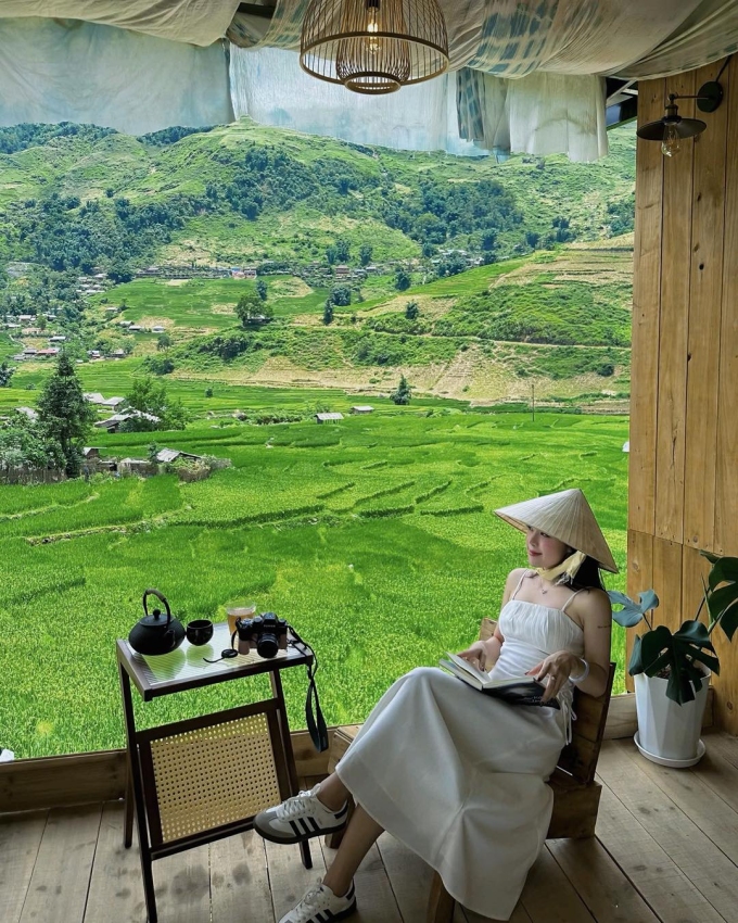 Du khách check in tại quán đầu tháng 9. Ảnh: L.á Coffee