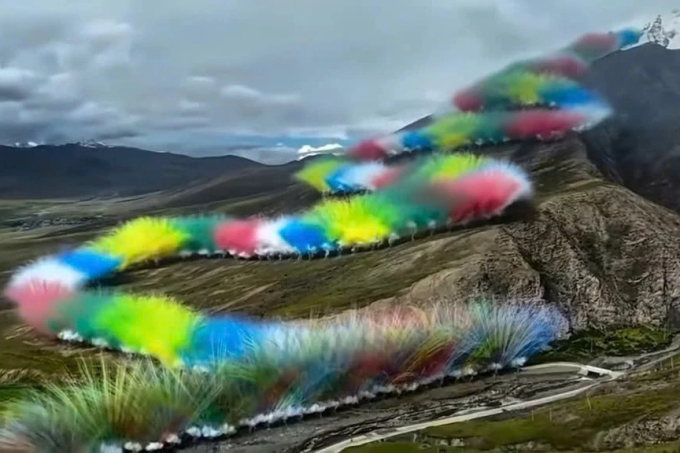 Trình diễn pháo hoa ở dãy Himalaya độ cao 5.500 m. Ảnh: SCMP