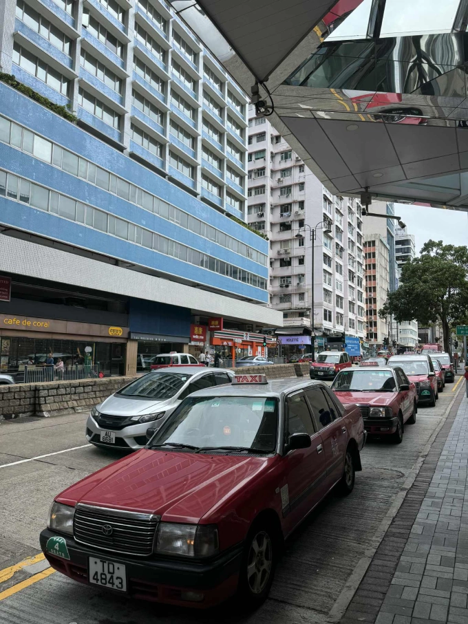 Khung cảnh đường phố Hong Kong sáng 25/9.