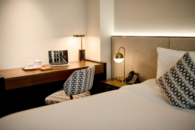 Phòng nghỉ khách sạn được trang bị bàn làm việc. Ảnh: Rey Hotel