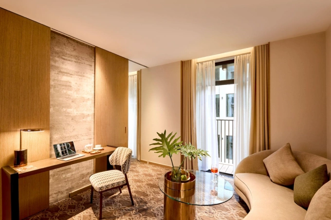 Không gian lưu trú 2 in 1 phù hợp dòng khách bleisure. Ảnh: Rey Hotel
