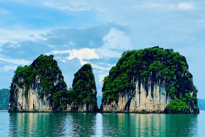 Vịnh Hạ Long hùng vĩ với núi đá vôi và biển xanh.