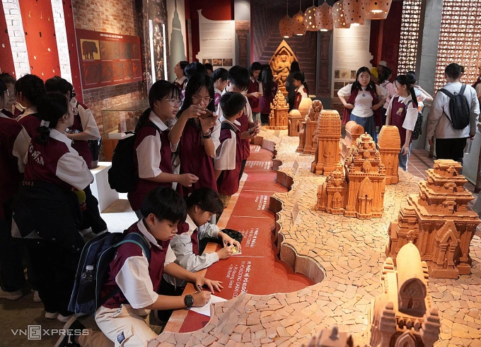 Học sinh, du khách tham quan, tìm hiểu công viên - bảo tàng đất nung tại làng gốm Thanh Hà. Ảnh: Nguyễn Đông