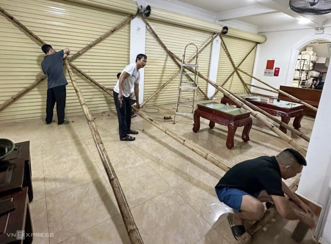 Một khách sạn ở phường Cửa Lò gia cố cửa tránh thiệt hại của bão sáng 28/9. Ảnh: Đức Hùng