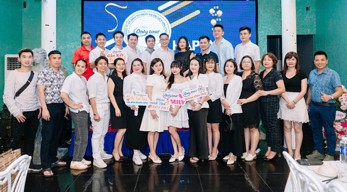 Đội ngũ hướng dẫn viên và nhân viên tại Onlytour. Ảnh: Onlytour
