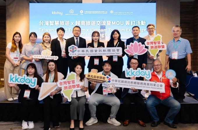 Đại sứ Lưu Thế Trung (thứ 5 từ trái sang) - Đại diện KKday, SeA Travel và Mustgo cùng các doanh nghiệp thuộc Liên minh Du lịch Thông minh Đài Loan. Ảnh: KKday