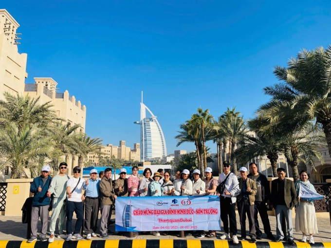 Đoàn khách chụp ảnh check-in trước khách sạn 7 sao Burj al-Arab cao 321 m tại Dubai. Ảnh: Onlytour