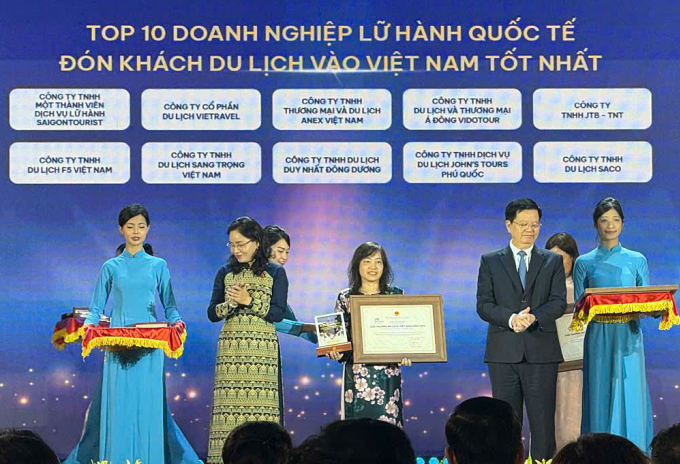 Bà Đinh Thị Thu Hương đại diện Vidotour nhận giải tại sự kiện. Ảnh: Vidotour