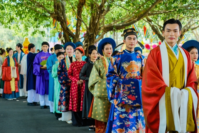 Đoàn diễu hành Friendship Festival 2025 mặc trang phục truyền thống rực rỡ sắc màu. Ảnh: Suối Tiên