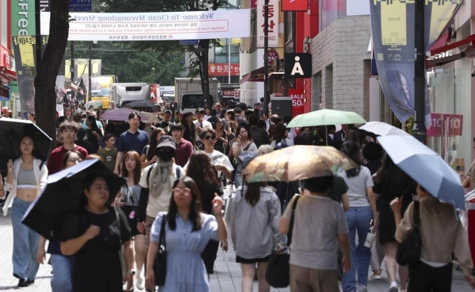 Khu Myeong Dong kín khách du lịch, ngày 26/8. Ảnh: Newsis