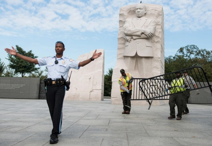 Các nhân viên Cơ quan Công viên Quốc gia đóng cửa Đài tưởng niệm Martin Luther King Jr. ở Washington, D.C, trong thời gian chính phủ liên bang ngừng hoạt động vào tháng 10/2013. Ảnh: AFP
