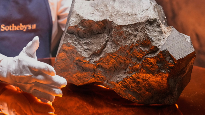Một thiên thạch sao Hỏa, nặng 54,388 pound (tương đương 25 kg), được cho là mảnh sao Hỏa lớn nhất trên Trái Đất, xuất hiện tại nhà đấu giá Sotheby’s. Ảnh: The Guardian