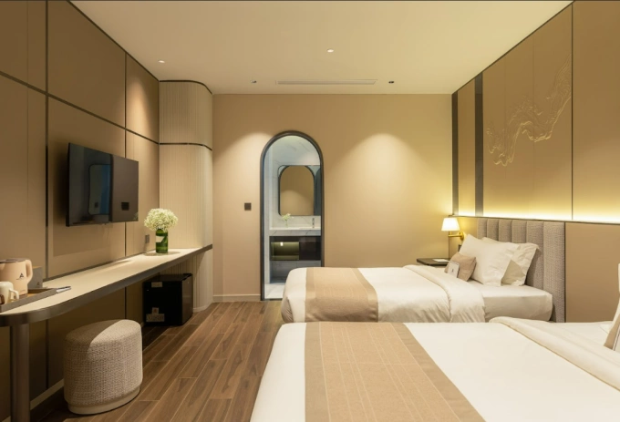 Phòng nghỉ tại Amana Hotel được thiết kế với những đường bo góc tạo sự mềm mại. Ảnh: Amana Hotel