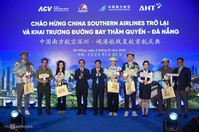 Những hành khách đầu tiên trên chuyến bay từ Thâm Quyến đến Đà Nẵng được chào đón, tối 2/10. Ảnh: Nguyễn Đông