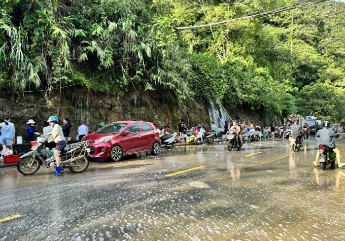 Con đường thác dài 1,5 km thành khu sinh hoạt chung của người dân Hà Giang. Ảnh: Ánh Mai