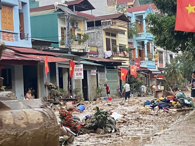 Sau khi nước lũ rút, tại cả hai phường Hà Giang 1 và Hà Giang 2, bùn rác phủ dày đặc trên đường.