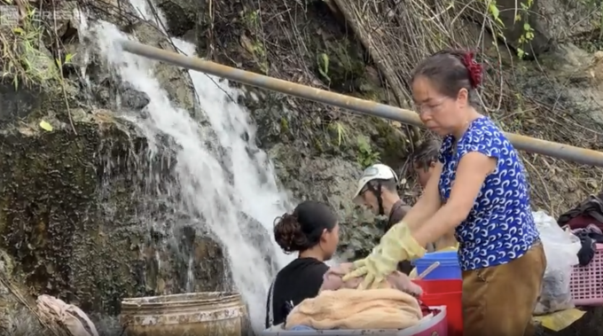 Con đường thác dài 1,5 km thành khu sinh hoạt chung của người dân Hà Giang. Ảnh: Ánh Mai