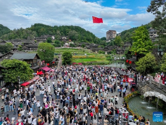 Du khách tham quan danh thắng cảnh Ngô Giang Trại ở Quý Châu, Trung Quốc hôm 1/10. Ảnh: Xinhua