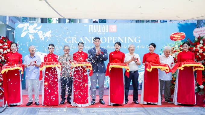 Đại diện My Way Coffee cắt băng khai trương flagship tại Hà Nội. Ảnh: My Way Coffee