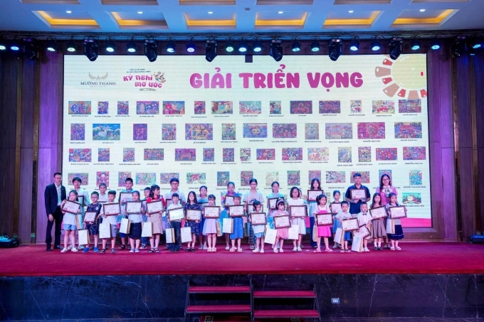 Các em nhỏ đoạt giải Triển vọng mùa... Ảnh: BTC