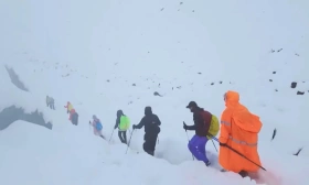 Du khách thức suốt đêm vì sợ bị bão tuyết 'chôn sống' trên Everest