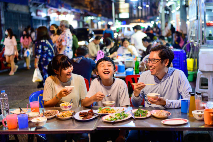 Đồ ăn ở Thái chủ yếu dùng chung, chia sẻ nhau. Ảnh: Bangkokfoodtour
