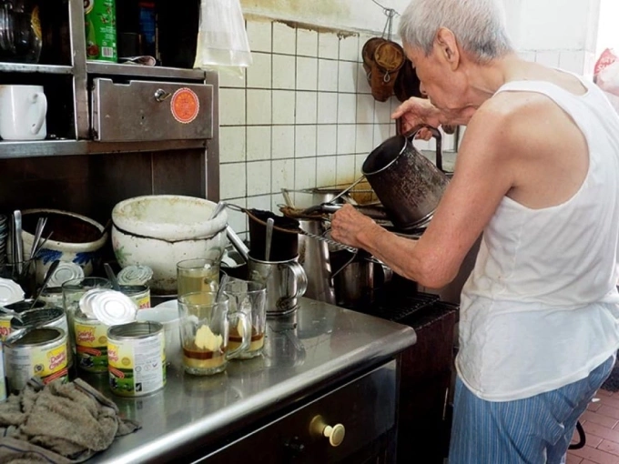 Một quán ăn sáng truyền thống ở Singapore với cà phê bơ được pha bởi người địa phương. Ảnh: Michelin
