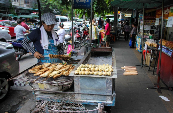 Đồ ăn đường phố có ở khắp nơi tại Thái Lan. Ảnh: Mark Wiens