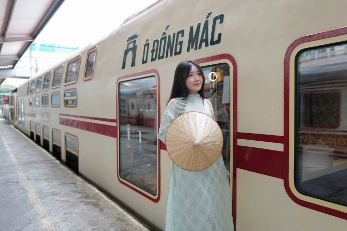 Du khách chụp ảnh trước toa Ô Đống Mác của đoàn tàu The Hanoi Train. Ảnh: The Hanoi Train