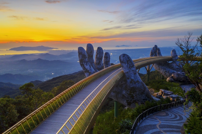 Hệ thống Sun World trên cả nước nổi tiếng nhờ những công trình như Cầu Vàng tại Bà Nà, Cáp treo Hòn Thơm... Ảnh: Sun Group