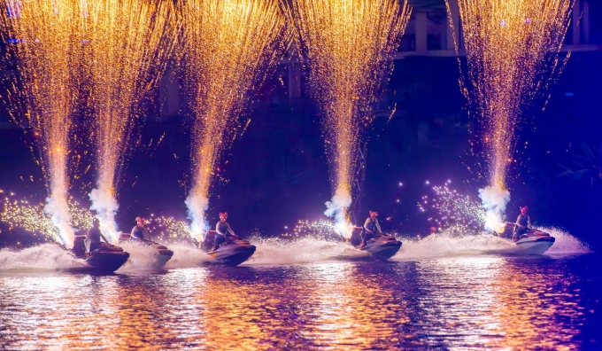 Màn trình diễn canô kết hợp pháo hoa trong show Bản giao hưởng đảo xanh. Ảnh: Sun Group