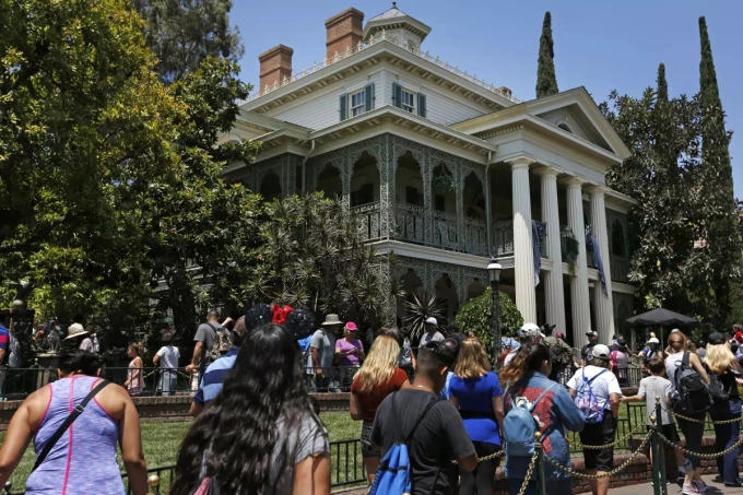 Du khách xếp hàng chờ tham quan Ngôi nhà ma ám tại Disneyland ở Anaheim, California, Mỹ. Ảnh: Gary Coronado/Los Angeles Times