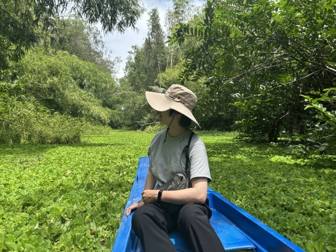 Du khách ngồi vỏ lãi tham quan rừng tràm.