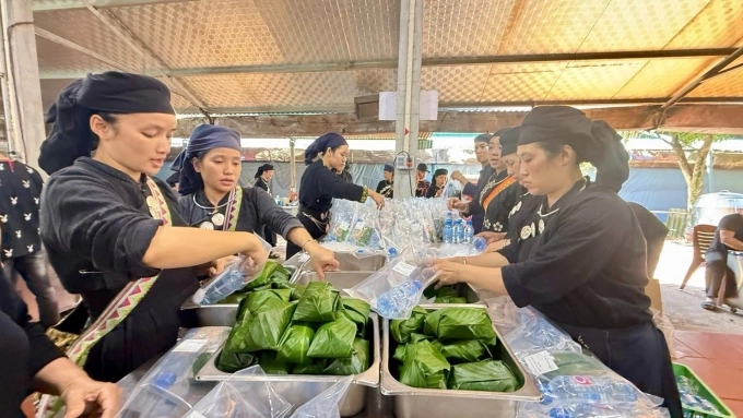Người dân làng Thái Hải làm xôi cứu trợ trong ngày 9/10. Ảnh: Bản làng Thái Hải - Thai Hai Ethnic Village