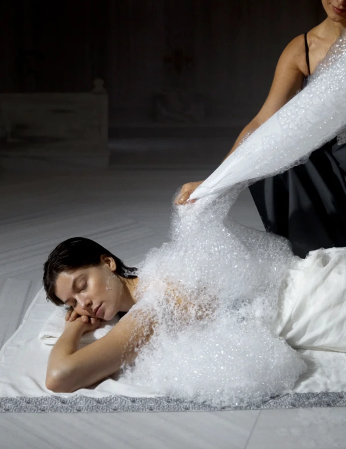 Massage bọt Thổ Nhĩ Kỳ sau khi tắm. Ảnh: Barbaros Cangurgel