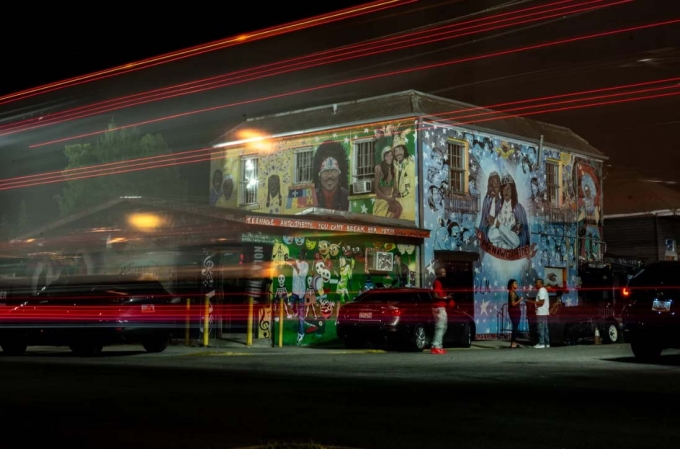 Một quán bar về đêm ở New Orleans, nơi có các ban nhạc kèn đồng thường chơi. Ảnh: CNN
